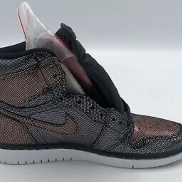 Nike Air Jordan 1 Retro High OG Shoes Fearless - Picture 2 of 5